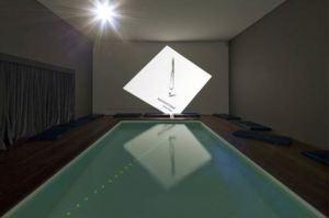 4. cosmococa CC4, Nocagions, rend hommage à John Cage e au “blanc sur blanc » suprématiste de de Malevitch. L’œuvre permet une expérience plus radicale avec l’immersion dans la piscine à l’intérieur de laquelle seulement on perçoit les lumières vertes et bleues qui l’entourent.