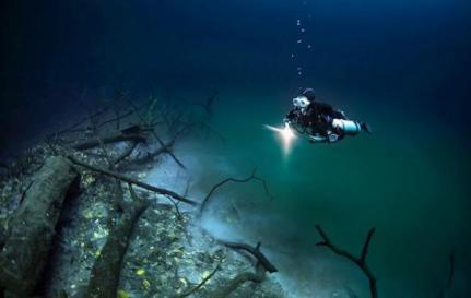 En promenade : La rivière souterraine dans le  Cenote Angelita au Mexique
