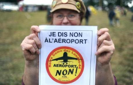 Plusieurs milliers d'opposants au projet d'aéroport à Notre-Dame-des-Landes (Loire-Atlantique) affluent sur le site le 5 juillet 2014