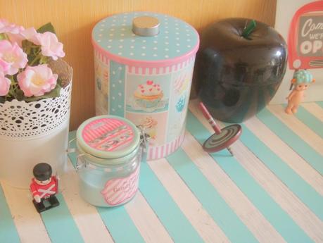 Ce petit meuble abandonné.