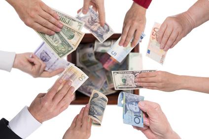 Kollage von Händen mit verschiedenen Währungen, Konzept crowdf