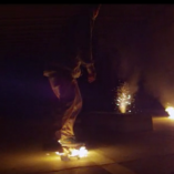 Il skate avec sa board en feu