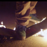 Il skate avec sa board en feu