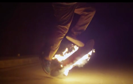 Il skate avec sa board en feu