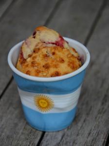tasse-argentine-financier-framboises-2 tasse revol drapeau argentine accueille un financier maison aux framboises et éclats de noisettes sur assiettes et gourmandises