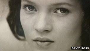 portrait du mannequin kate moss 14 ans 1988 photographe anglais david ross portrait noir et blanc art 