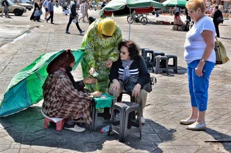 Femmes sur la place Jemma El Fna, Marrakech, Maroc