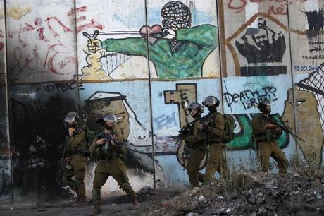 Des soldats israéliens patrouillent près du point de... (Photo Mohamed Torokman, Reuters)