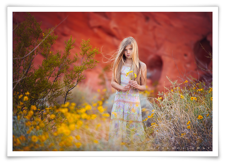 photo de Lisa Holloway représentant une jeune fille debout au milieu de fleurs jaunes