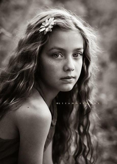 photo de Lisa Holloway représentant le portrait en noir et blanc d'une jeune fille aux cheveux longs