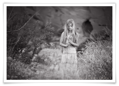 photo de Lisa Holloway représentant une jeune fille au milieu de fleurs en noir et blanc