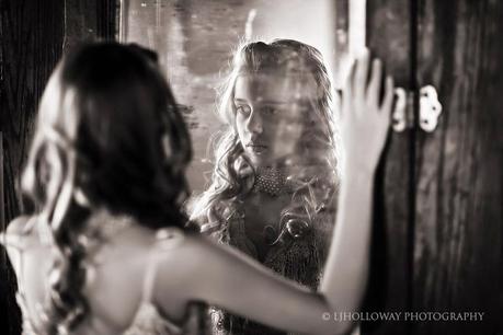 photo de Lisa Holloway représentant le portrait d'un jeune fille se refletant dans un miroir en noir et blanc