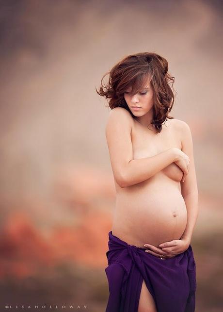 photo de Lisa Holloway représentant une jeune femme enceinte cachant sa poitrine 