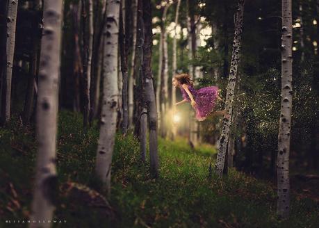 photo de Lisa Holloway représentant une jeune fille en robe violette volant dans une forêt