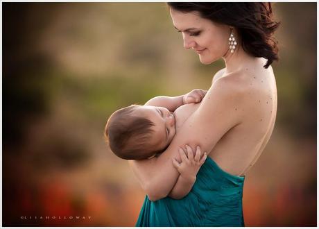 photo de Lisa Holloway représentant une femme allaitant son enfant 