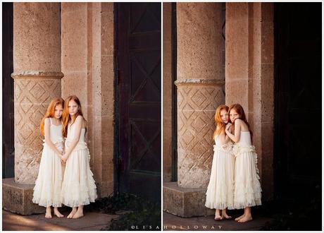 photo de Lisa Holloway représentant un dyptique de 2 jeunes filles rousses en robe blanche devant une colonne 