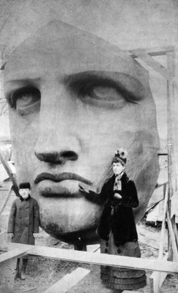 Unpacking-the-head-of-the-Statue-of-Liberty-1885