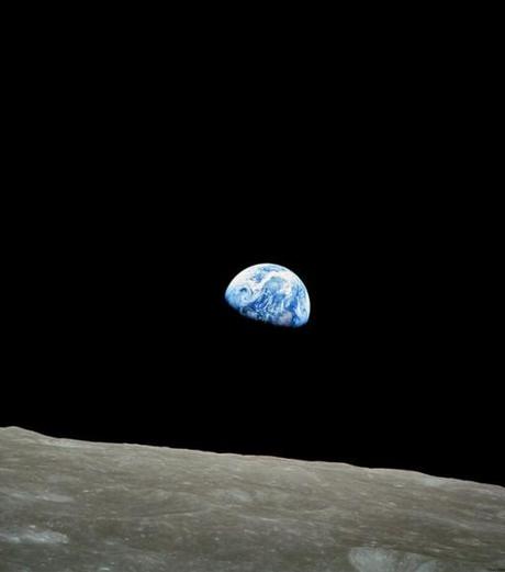 cette-image-de-la-terre-depuis-la-surface-de-la-lune-a-ete-prise-l-astronaute-william-anders-lors-de-la-mission-apollo-8-en-1968