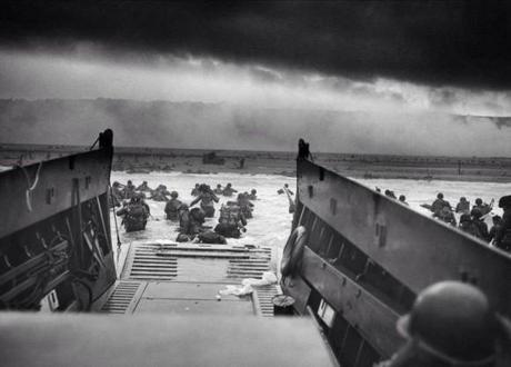 Débarquement des troupes américaines avançant dans l'eau d'Omaha Beach, le 6 juin 1944