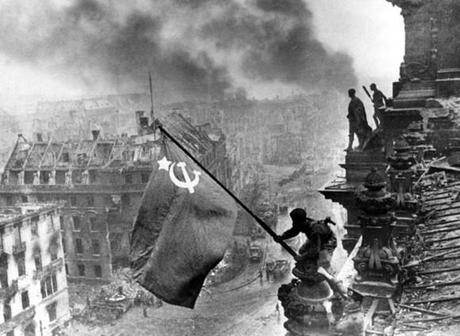 Le Drapeau rouge sur le Reichstag est une photographie d'Evgueni Khaldei prise le 2 mai 1945