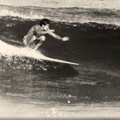 Joël de Rosnay, regards dans le retro sur le surf à Biarritz. Entretien