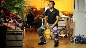 La Chairless Chair permet de se reposer les jambes tout en travaillant : c'est un exosquelette à amortisseur, qui s'adapte à n'importe quelle posture grâce à des moteurs électriques.