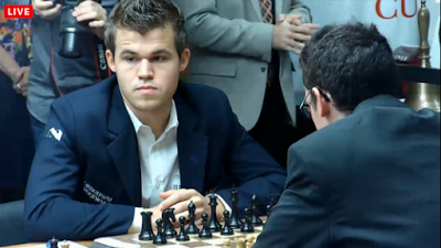 Le champion du monde d'échecs Magnus Carlsen a annulé contre l'incroyable Italien Fabiano Caruana lors de la ronde 8 - capture d'écran du Live © Chess & Strategy