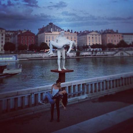 A #Lyon sur les quais on peut aussi se régaler du spectacle des touristes qui imitent les statues