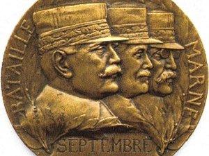 Une médaille de table commémorative de la Bataille de la Marne de septembre 1914 est gravée en 1916  par le sculpteur Julien-Prosper Legastelois pour la Monnaie de Paris.