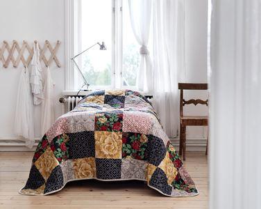 un-couvre-lit-fleuri-et-retro-avec-une-etagere-brut-collection-ryssby-d-ikea_5023236