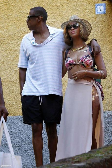 HOT : Beyoncé ultra sexy en vacances en Italie, il y a du monde au balcon !