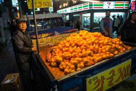 Vendeur d'oranges, Séoul, Corée
