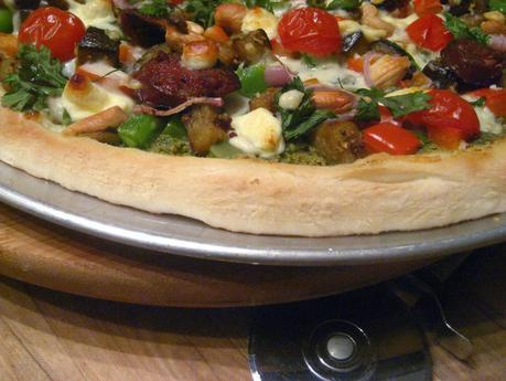 Pizza d'inspiration indienne au chorizo, coriandre et aubergine
