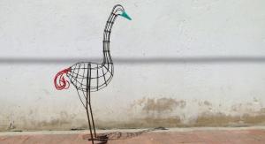 A l’occasion de la “Promenade pour un objet d’exception”, une partie du stand “Animal House” [La maison des animaux, n.d.t.] – présenté lors du Salon du Meuble 2014 à Milan (Italie) -  sera présente en direct à la Boutique Marni du 57 Avenue Montaigne.  Un caravansérail festif de Marni, où des animaux en métal et en PVC aux couleurs lumineuses se rendront maîtres de l’espace extérieur. Marni a collaboré avec un groupe de femmes colombiennes pour créer de nouvelles pièces faites à la main, dont chacune est unique, façonnée en différentes couleurs. Le leitmotiv du projet de cette année est l’asymétrie, qui engendre des figures spatiales, potentiellement infinies grâce à l’utilisation de formes multiples.  Lancée en 1994, Marni est une marque de luxe, la favorite d’une judicieuse coterie de femmes curieuses et sophistiquées, qui ne suivent pas nécessairement la mode mais qui sont douées d’une forte identité et d’une vision personnelle.  En fait, Marni est avant tout un état d’esprit: légèrement en dehors des schémas et subtilement subversive. C’est un langage visuel original et imprévisible: graphique, rigoureux, dont l’auteur est Consuelo Castiglioni. Cette designer née en Suisse transmet son sens personnel de l’élégance et de son approche expérimentale aux matériaux et aux couleurs, son talent unique pour mélanger les impressions et les formes dans des collections qui sont à la fois irrévérencieuses et émotionnelles, avec un goût éclectique mais cohérent. Loin de vouloir imposer un diktat, Marni présente toute une gamme de possibilités. Pas de limites ni d’impositions: voilà comment Consuelo conçoit le style. Sa griffe est intemporelle, son approche d’avant-garde. Dans un dialogue permanent avec le monde de l’art, Consuelo implique des artistes, confirmés et émergents, dans des projets particuliers aussi bien pour la vente au détail que pour la production. Une affaire de famille dans la meilleure tradition italienne, Marni est un exemple hors-concours des qualités qui donnent son importance au label Made in Italy. Tout, depuis les prototypes jusqu’aux pièces finies, est fabriqué au sein de l’entreprise à Milan, en garantissant de la sorte le plus haut niveau de qualité, point sur lequel Consuelo n’accepte aucun compromis. En 2012, Marni rejoint le groupe OTB. L’activité principale tourne autour du prêt-à-porter féminin, des sacs et des chaussures. Les lignes de produits de style de vie comprennent des bijoux, des lunettes, des vêtements et accessoires pour homes, des vêtements pour enfants et des parfums. 