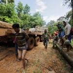 amazon-indians-strip-tie-beat-illegal-loggers (1)