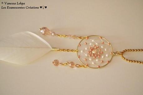 sautoir long attrape rêves dreamcatcher plume blanche et perles de cristal rose clair fait main de façon artisanal et traditionnel bijoux amérindien