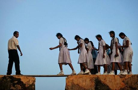 Quand le chemin de l'école devient un parcours du combattant (Photographies)