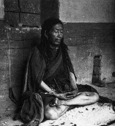 Photo : Meditative Experiences  This yogic practitioner or naldjorpa (rnal 'byor pa) remains in deep meditation endowed with various experiences if emptiness, clarity and bliss (bde stong mi rtog pa'i nyams). He wears a meditation belt and a rosary.