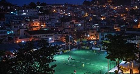 Un terrain de football s illumine grâce aux joueurs Un terrain de football sillumine grâce aux joueurs !