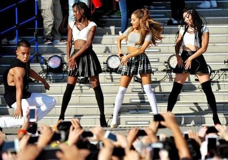Ariana Grande, ultra-sexy pour promouvoir son album au Japon !