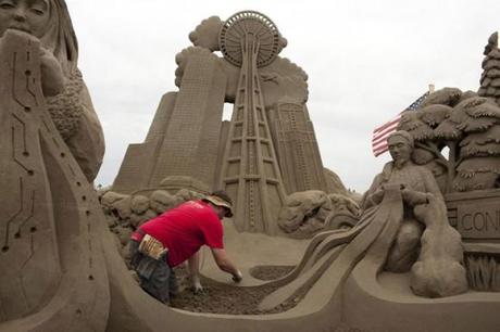 sand art sculpture dessin sable plage mogwaii (19)