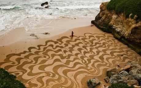 sand art sculpture dessin sable plage mogwaii (26)