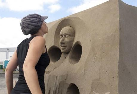 sand art sculpture dessin sable plage mogwaii (10)