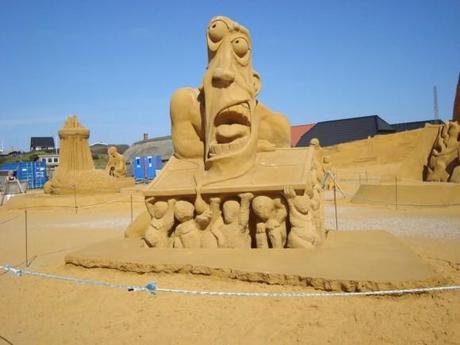 sand art sculpture dessin sable plage mogwaii (92)