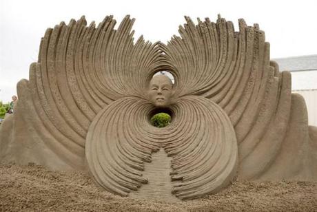 sand art sculpture dessin sable plage mogwaii (16)