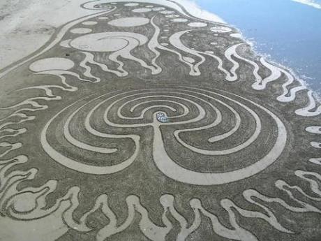 sand art sculpture dessin sable plage mogwaii (83)
