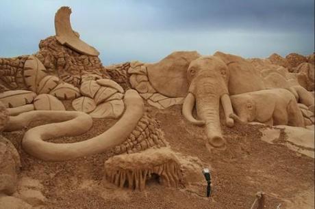 sand art sculpture dessin sable plage mogwaii (114)