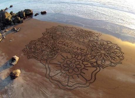 sand art sculpture dessin sable plage mogwaii (45)