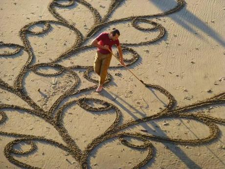 sand art sculpture dessin sable plage mogwaii (38)