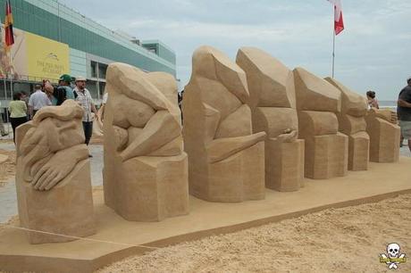 sand art sculpture dessin sable plage mogwaii (53)